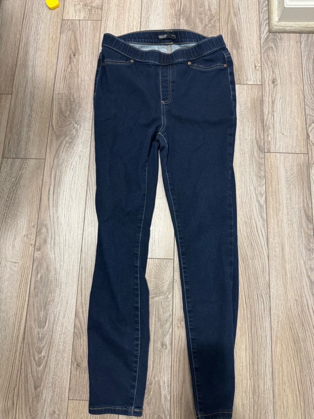 Simply Vera Vera Wang Dark Wash Pull-On Jeggings Size Medium